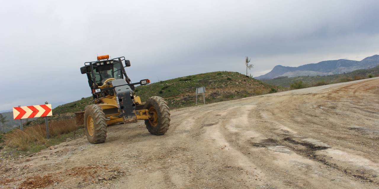 ANTALYA BÜYÜKŞEHİR’DEN YAYLAALAN-SEVİNÇ GRUP YOLUNDA ÇALIŞMA