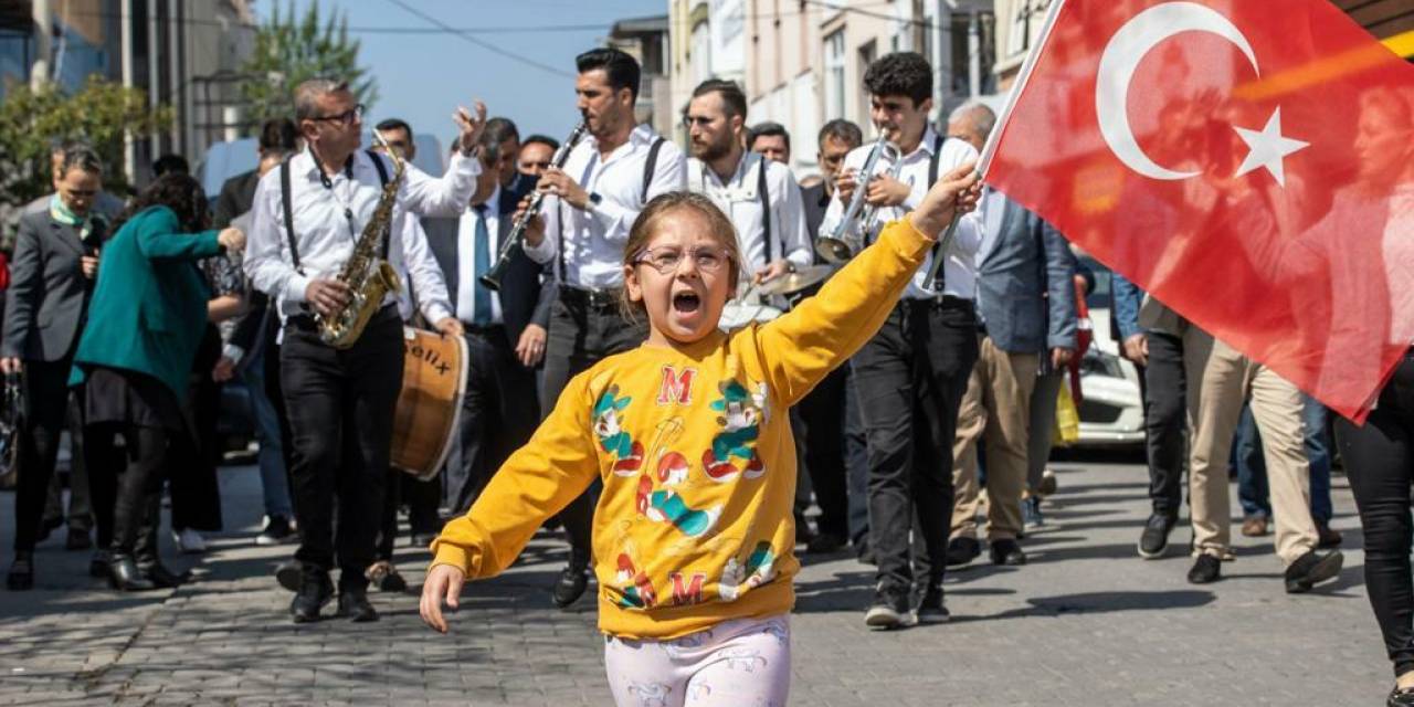 KONAK BELEDİYE BAŞKANI BATUR: “14 MAYIS AKŞAMI BAHAR GELECEK, ÇOCUKLAR BAMBAŞKA GÜLECEK”