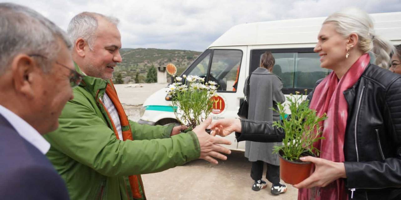 BİLECİK BELEDİYE BAŞKAN VEKİLİ SUBAŞI, MEZARLIK ZİYARETİNE GELEN VATANDAŞLARA ÇİÇEK HEDİYE ETTİ