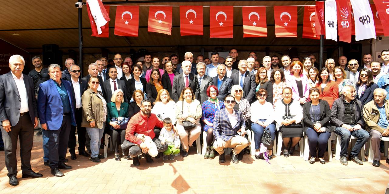 BORNOVA BELEDİYE BAŞKANI İDUĞ, BAYRAM ÖNCESİ SON MESAİSİNDE İŞÇİLERLE BAYRAMLAŞTI