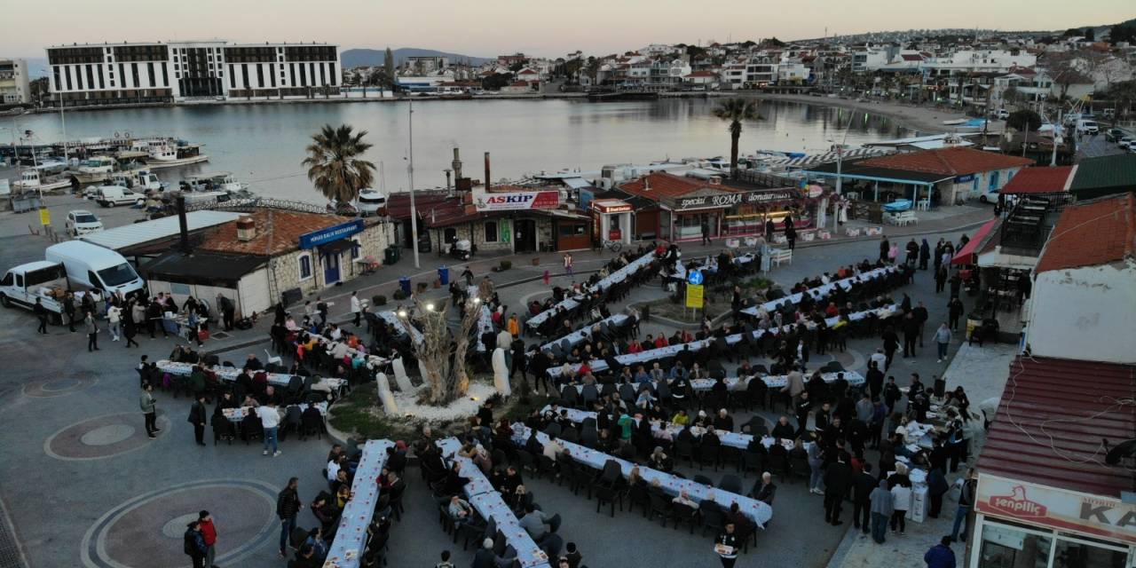 KARABURUNLULAR, RAMAZAN AYI BOYUNCA BELEDİYENİN KURDUĞU YARIMADA SOFRASINDA BULUŞTU