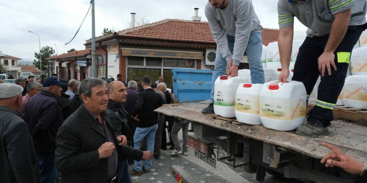 ESKİŞEHİR BÜYÜKŞEHİR BELEDİYESİ'NDEN BEYLİKOVA VE GÜNYÜZÜ’NDE KÜÇÜK ÇİFTÇİYE SIVI GÜBRE DESTEĞİ