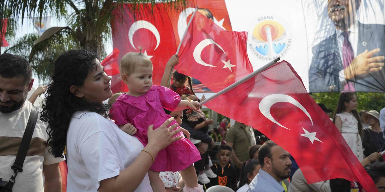 ADANA'DA ÇOCUKLAR, 23 NİSAN'I BÜYÜKŞEHİR BELEDİYESİ'NİN DÜZENLEDİĞİŞENLİKLE KUTLADI