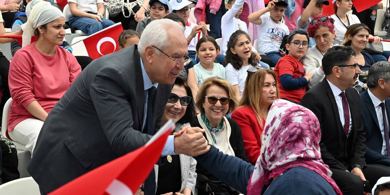 BİNLERCE ÇOCUK, KARABAĞLAR BELEDİYESİ'NİN DÜZENLEDİĞİŞENLİKTE BULUŞTU