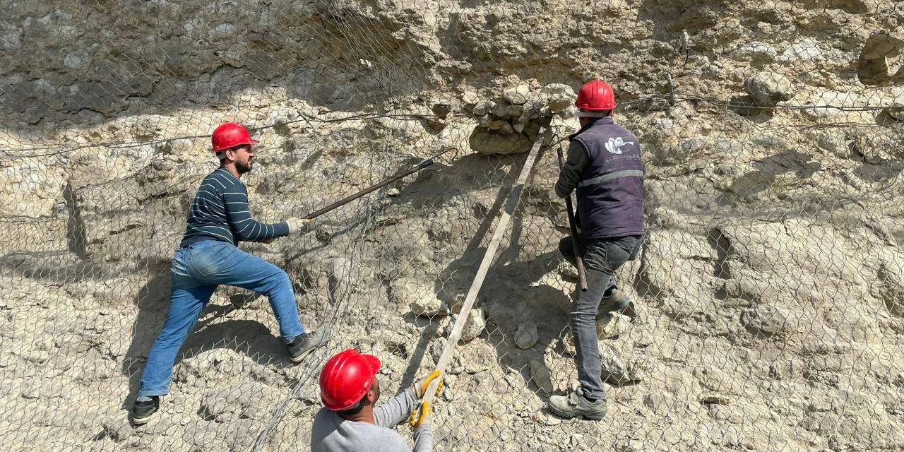 SAFRANBOLU BELEDİYESİ, ÇAVUŞ MAHALLESİ’NDEKİ KAYALIKLARDA ÖNLEM ALDI