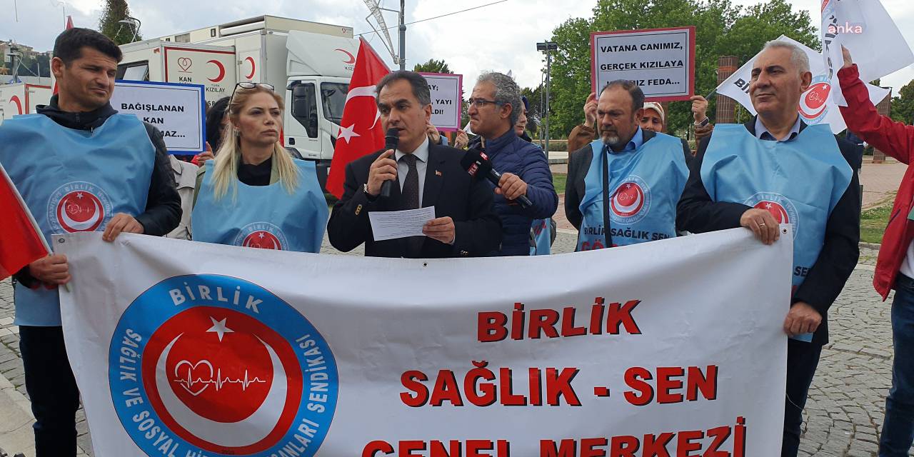 İZMİR’DE SAĞLIKÇILAR KEREM KINIK’I İSTİFAYA ÇAĞIRDI