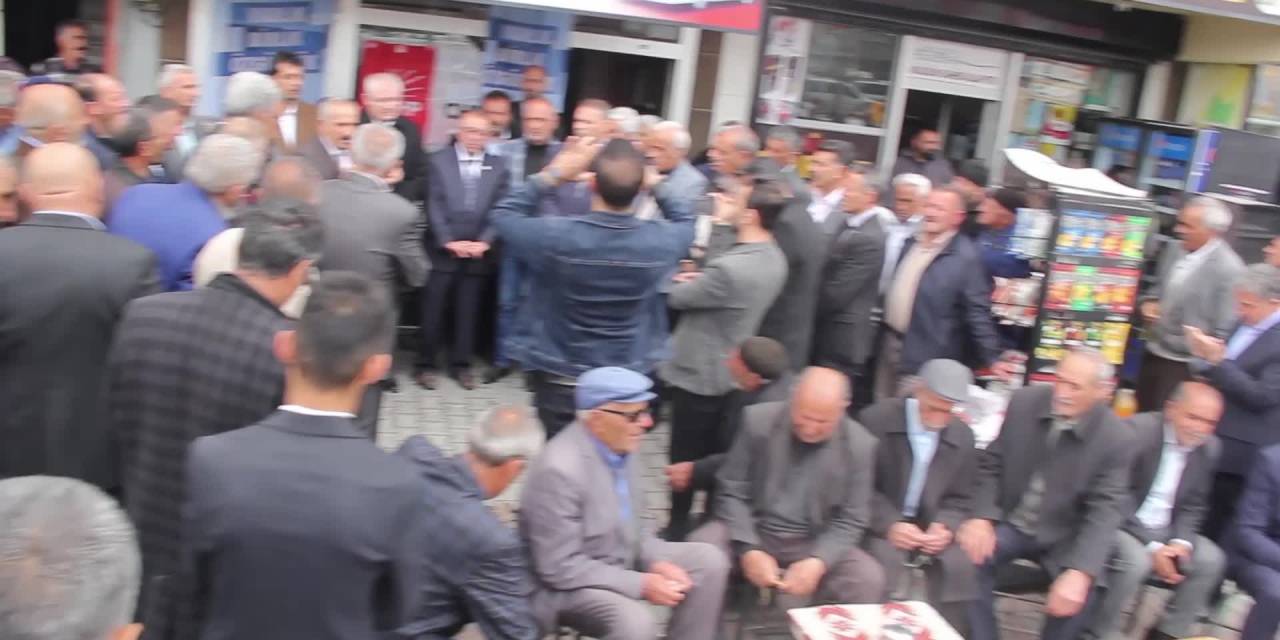 MİLLET İTTİFAKI VAN MİLLETVEKİLİ ADAYI ÇİÇEK: "DEMOKRASİNİN EN GÜZEL TARAFI, HALK PATRONDUR"