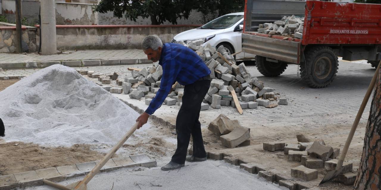 BURHANİYE’DE YOL YAPIM ÇALIŞMALARI DEVAM EDİYOR