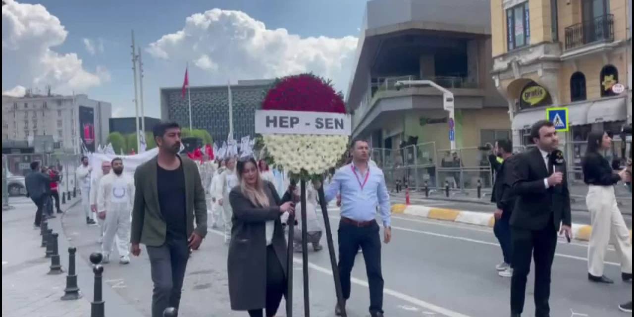 HEP-SEN TAKSİM'DE SAĞLIKTA ŞİDDETE DİKKAT ÇEKTİ VE SAĞLIK SİSTEMİNİN HASTALIĞINI SİMGELEYEN REÇETE AÇTI