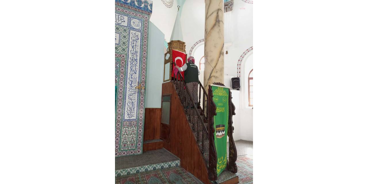 AYVALIK’TA CAMİLER RAMAZAN AYI İÇİN TEMİZLENDİ