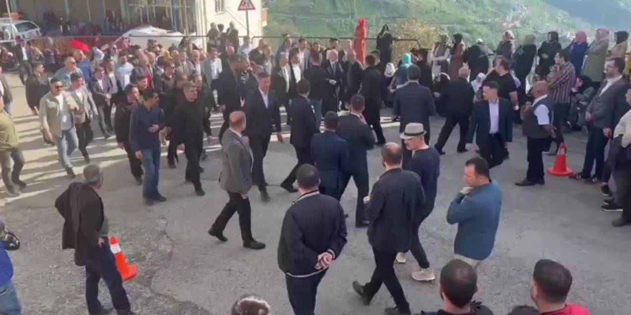 TRABZON'DAKİ KAZADA HAYATINI KAYBEDENLERİN CENAZESİNDE BELEDİYE BAŞKANINA TEPKİ