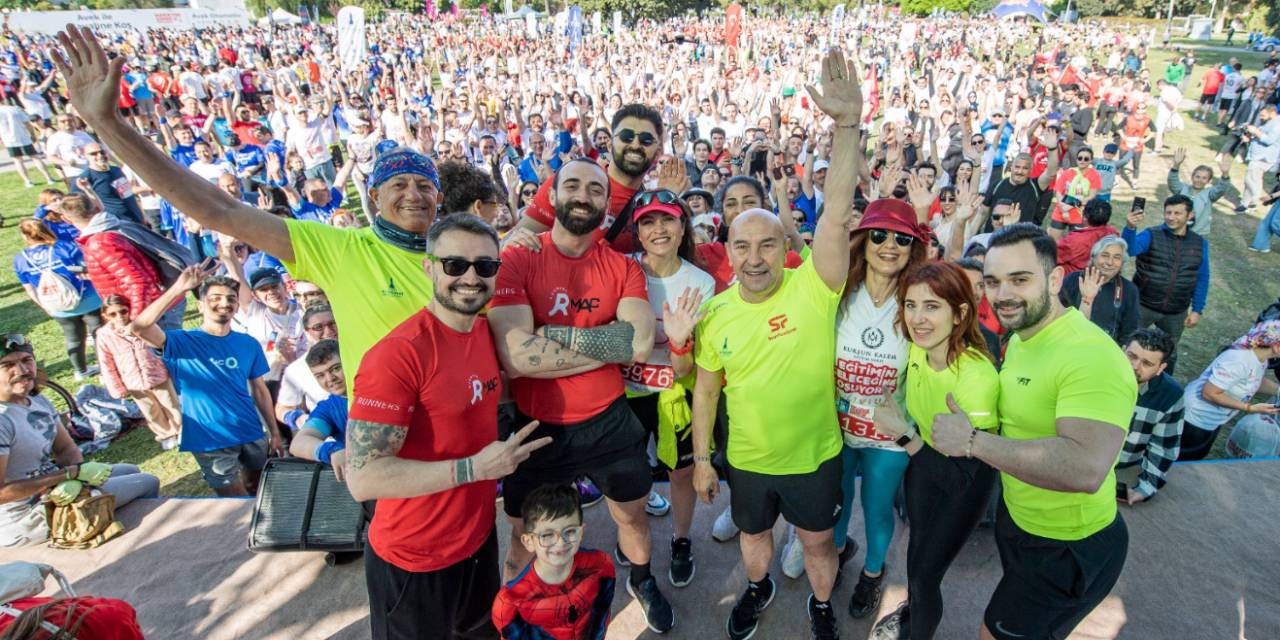 ‘ULUSLARARASI MARATON İZMİR AVEK’, CUMHURİYET’İN 100. YILI ONURUNA KOŞULDU