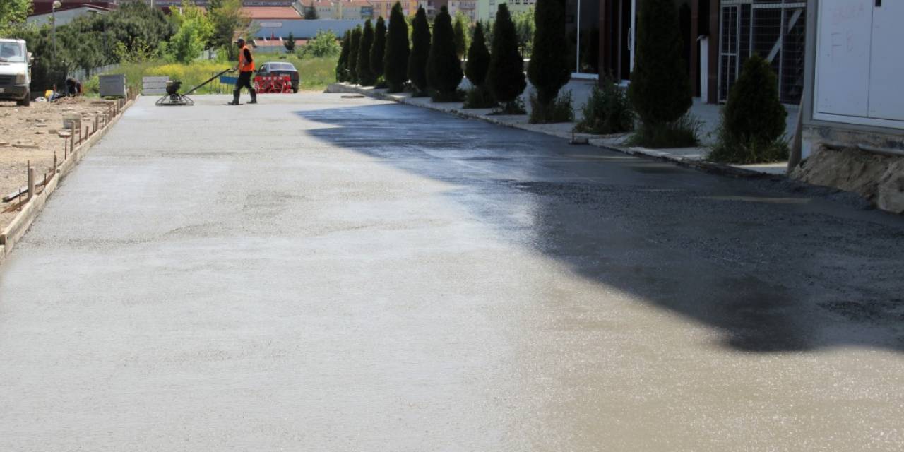 ÇERKEZKÖY BELEDİYESİ’NDEN ULUÇINAR SOKAK’TA DEMİRLİ BETON YOL ÇALIŞMASI