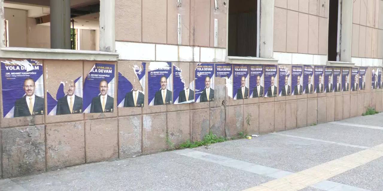 İZMİR’DE AKP’Lİ BAKANIN KAMU BİNASINA ASILAN DEV PANKARTI KALDIRILDI, AFİŞLERİ YAPIŞTIRILDI