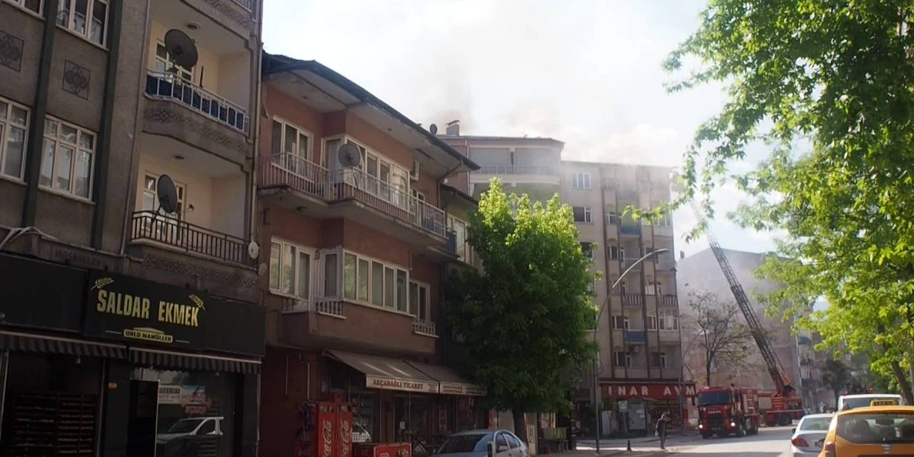 MALATYA'DA DEPREM SONRASI BOŞALTILAN BİNADA YANGIN ÇIKTI