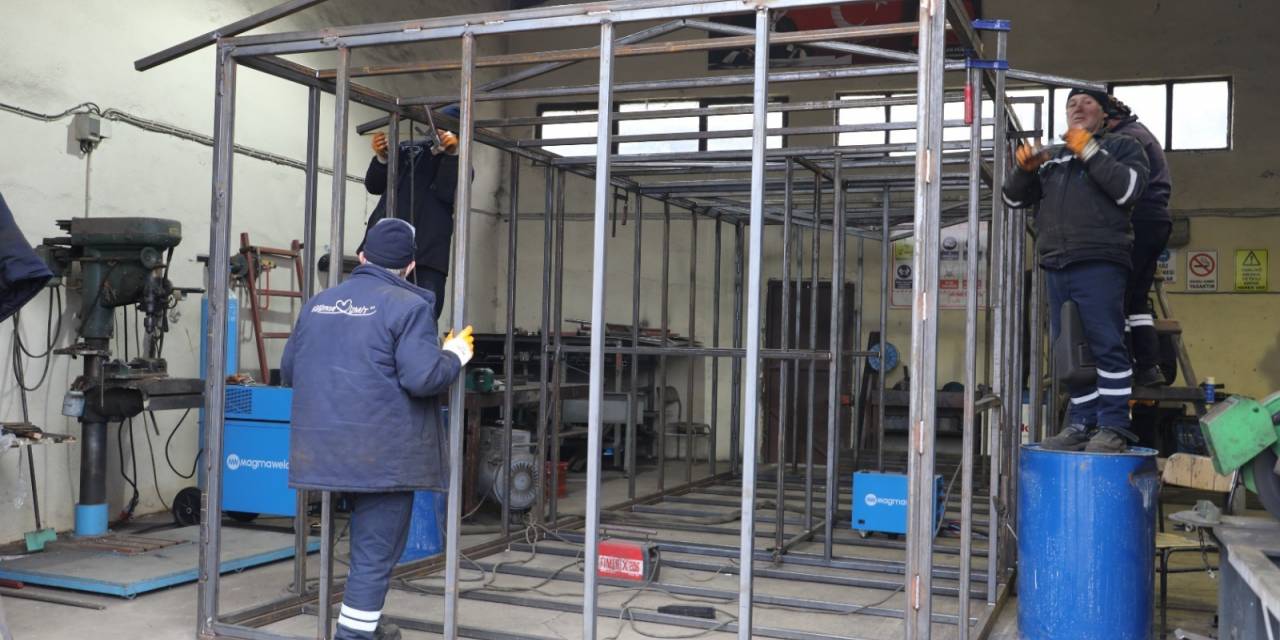 İZMİT BELEDİYESİ, DEPREMZEDELER İÇİN ÖZ KAYNAKLARI İLE KONTEYNER YAPIMINA BAŞLADI