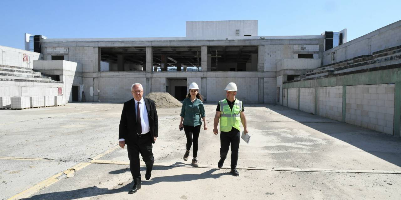 KARABAĞLAR BELEDİYE BAŞKANI SELVİTOPU, ATATÜRK GENÇLİK VE SPOR MERKEZİ’NDE DEVAM EDEN ÇALIŞMALARI İNCELEDİ