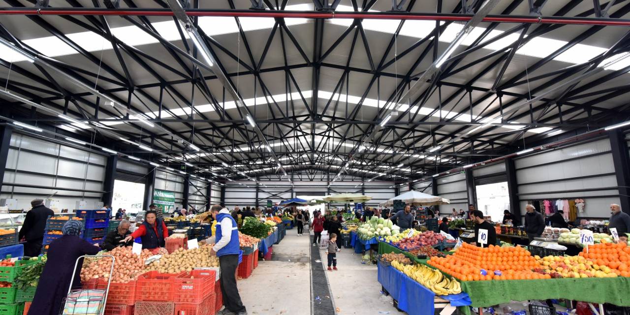 BORNOVA BELEDİYESİ, NALDÖKEN’DEKİ PAZAR YERİ SORUNUNU ÇÖZDÜ