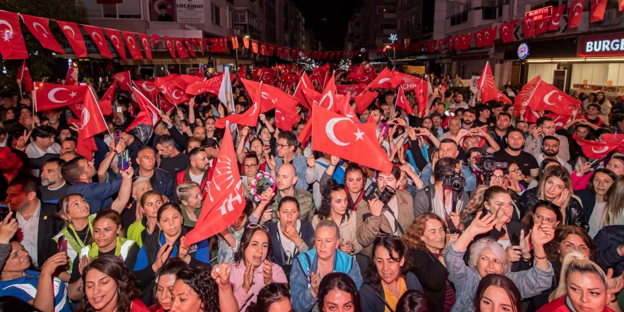 TUNÇ SOYER, BUCA’DA YURTTAŞLARLA BULUŞTU: “ÇOK AZ KALDI, ÇOK GÜZEL GÜNLER YAŞAYACAĞIZ”