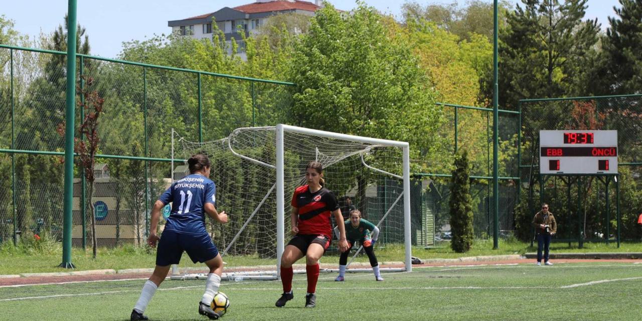 ESKİŞEHİR BÜYÜKŞEHİR KADIN FUTBOL TAKIMI, LİGDE ADINI PLAY-OFFA YAZDIRDI