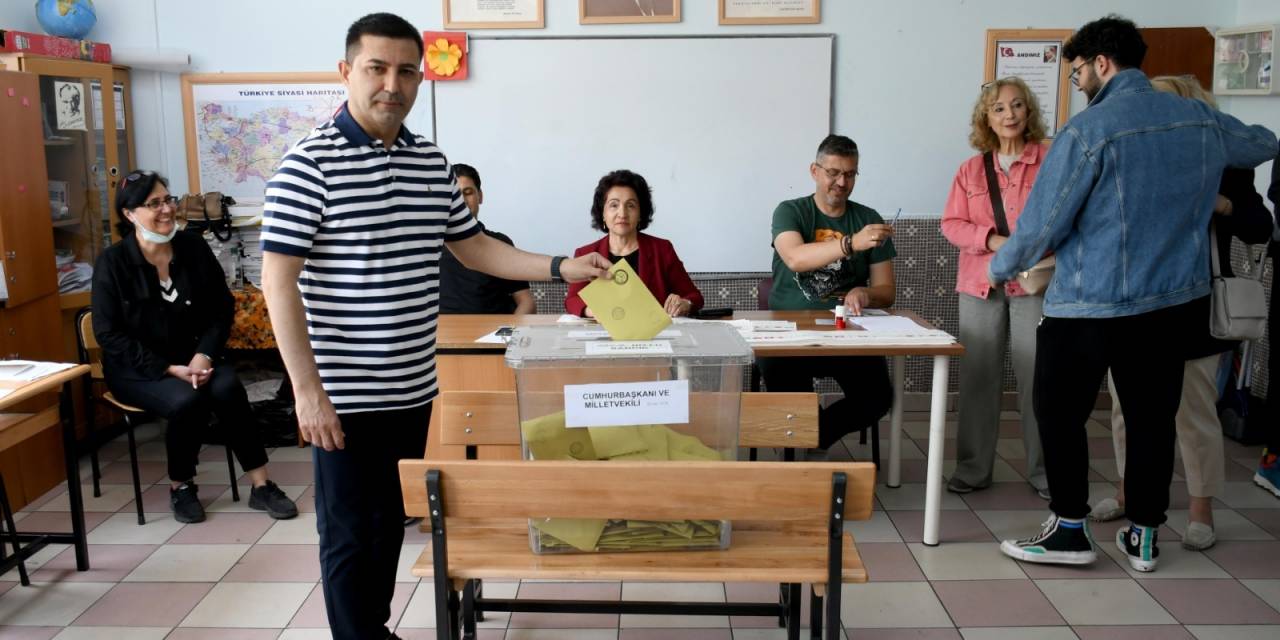 KUŞADASI BELEDİYE BAŞKANI GÜNEL, OYUNU KULLANDI: “TÜRK MİLLETİ EN DOĞRU KARARI VERECEKTİR”