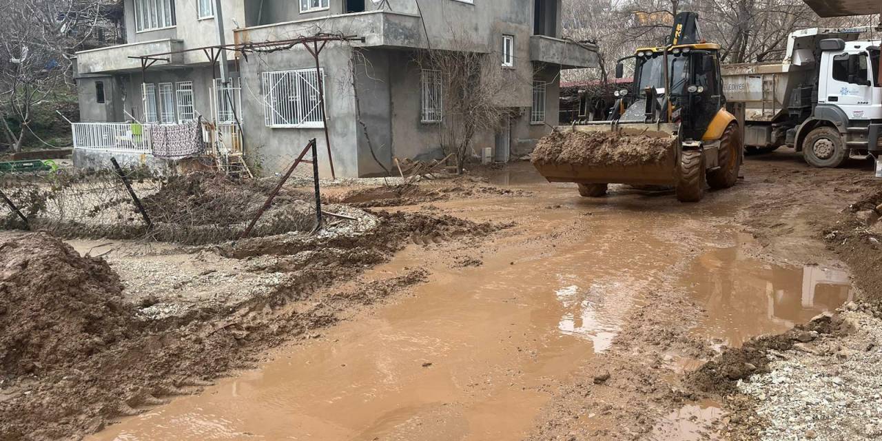 İZMİT BELEDİYESİ EKİPLERİ, SELİN VURDUĞU ADIYAMAN’DA ÇALIŞIYOR