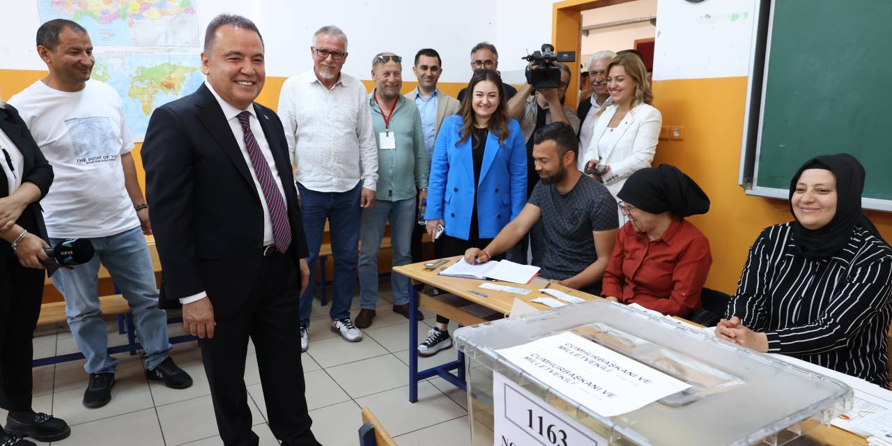 ANTALYA BÜYÜKŞEHİR BELEDİYE BAŞKANI BÖCEK, OYUNU KULLANDI: “SAĞDUYU KAZANACAKTIR”