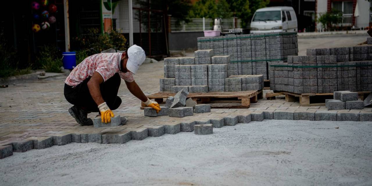 KUŞADASI BELEDİYESİ EKİPLERİ, ALT VE ÜSTYAPI YENİLEME ÇALIŞMALARINA DEVAM EDİYOR