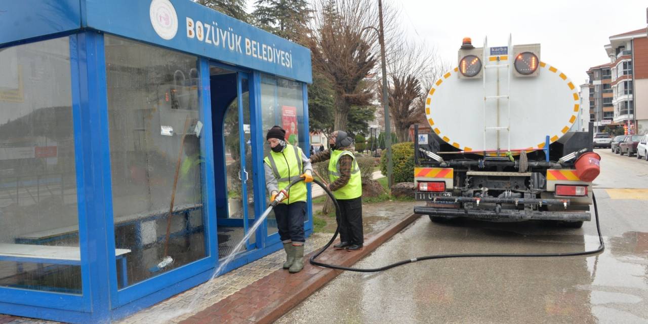 BOZÜYÜK  BELEDİYESİ EKİPLERİNDEN DURAKLARDA TEMİZLİK ÇALIŞMASI