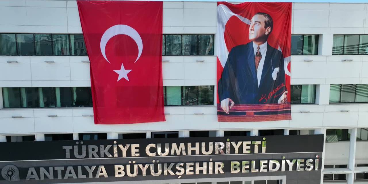 ANTALYA BÜYÜKŞEHİR BELEDİYE BAŞKANI BÖCEK, 19 MAYIS DOLAYISIYLA ATATÜRK ANITI’NA ÇELENK SUNDU