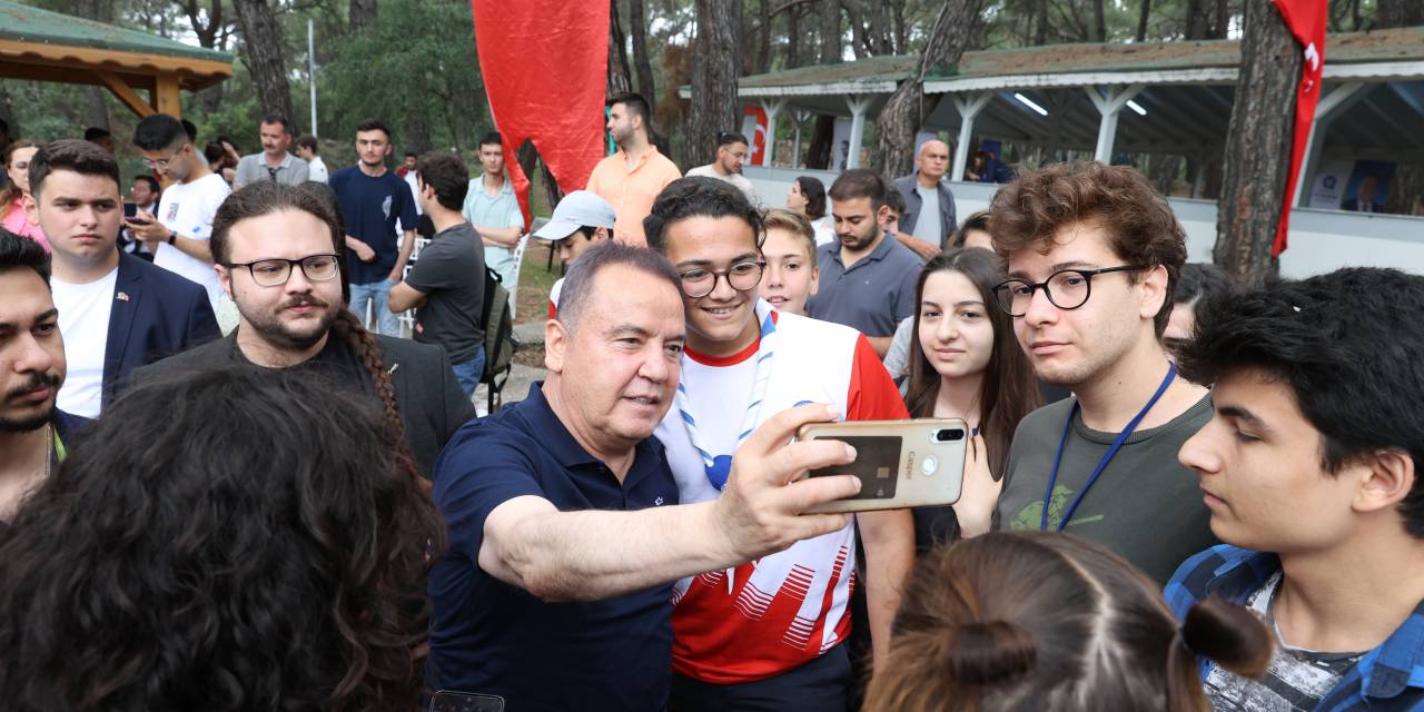 ANTALYA BÜYÜKŞEHİR BELEDİYE BAŞKANI BÖCEK, 19 MAYIS’I GENÇLERLE KUTLADI