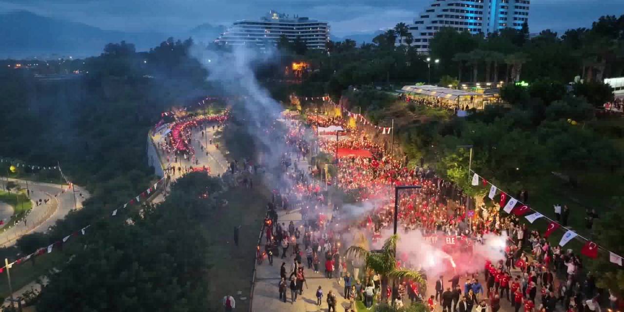 ANTALYA BÜYÜKŞEHİR'DEN COŞKULU 19 MAYIS KUTLAMASI... BAŞKAN BÖCEK: "BİZ GENÇLERLE GÜÇLÜYÜZ"