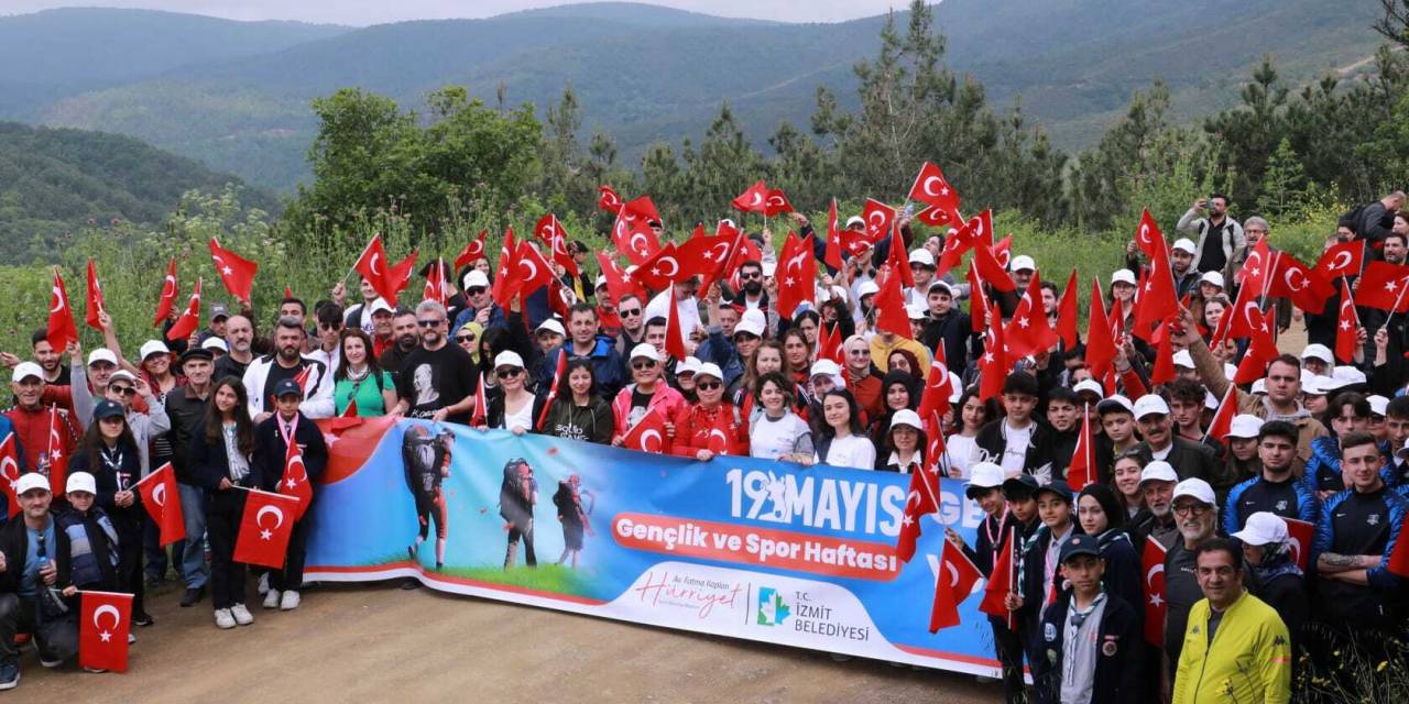 İZMİTLİLER ‘GENÇLİK YÜRÜYÜŞÜ’İLE BİR KEZ DAHA 19 MAYIS'I KUTLADI