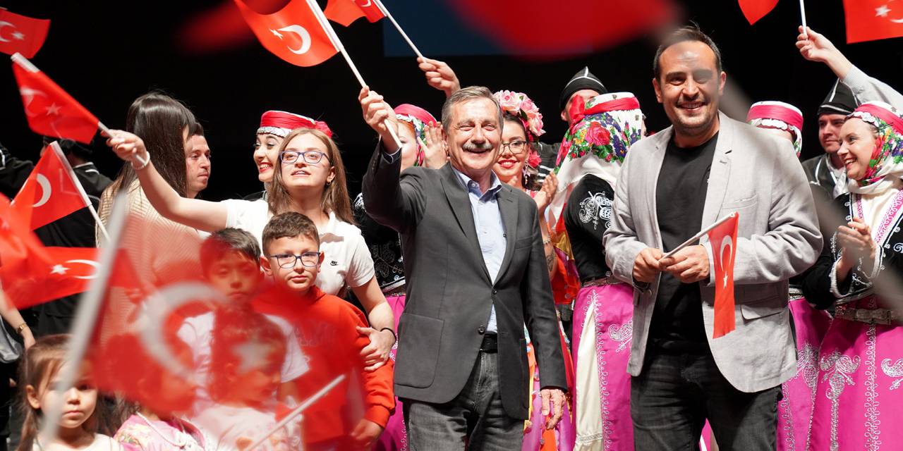 TEPEBAŞI BELEDİYESİ HALK DANSLARI TOPLULUĞU, 19 MAYIS GÖSTERİSİİLE BEĞENİ TOPLADI