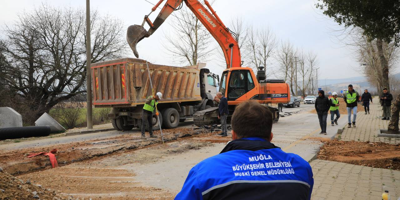 MUĞLA BÜYÜKŞEHİR, DÜĞEREK'TE KANALİZASYON ÇALIŞMALARINI SÜRDÜRÜYOR