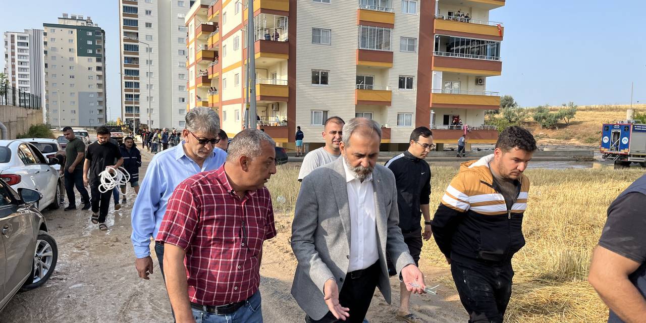 TARSUS BELEDİYE BAŞKANI BOZDOĞAN, TAŞKIN YAŞANAN BÖLGELERDE SAHAYA İNDİ