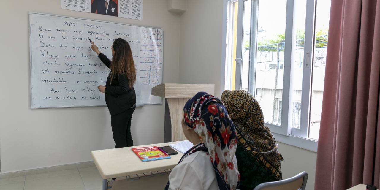 MERSİN BÜYÜKŞEHİR’İN OKUMA YAZMA KURSU KADINLARA UMUT OLUYOR