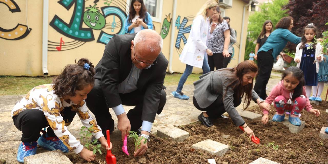 KARTALLI KREŞÖĞRENCİLERİ, FİDELERİ TOPRAKLA BULUŞTURDU