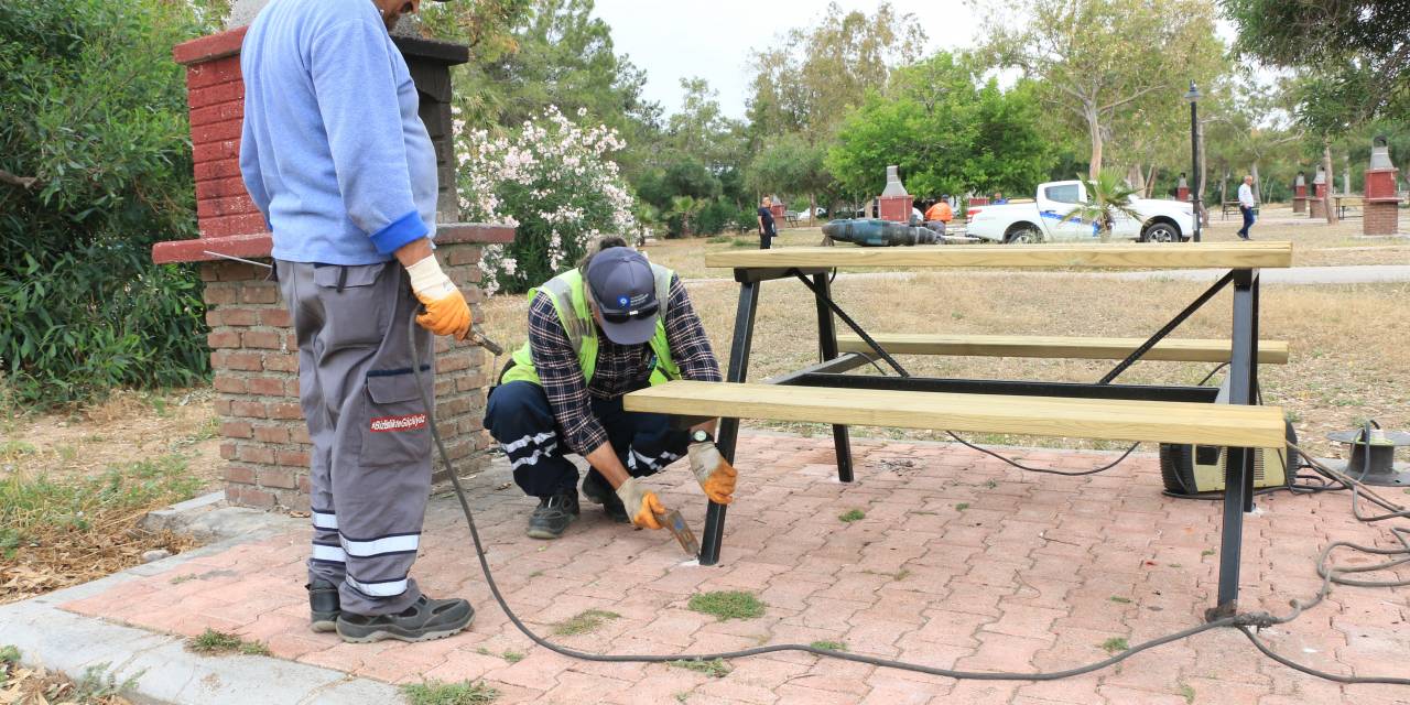 ANTALYA BÜYÜKŞEHİR, LARA BİRLİK HALK PLAJI’NDAKİ BANKLARI YENİLEDİ