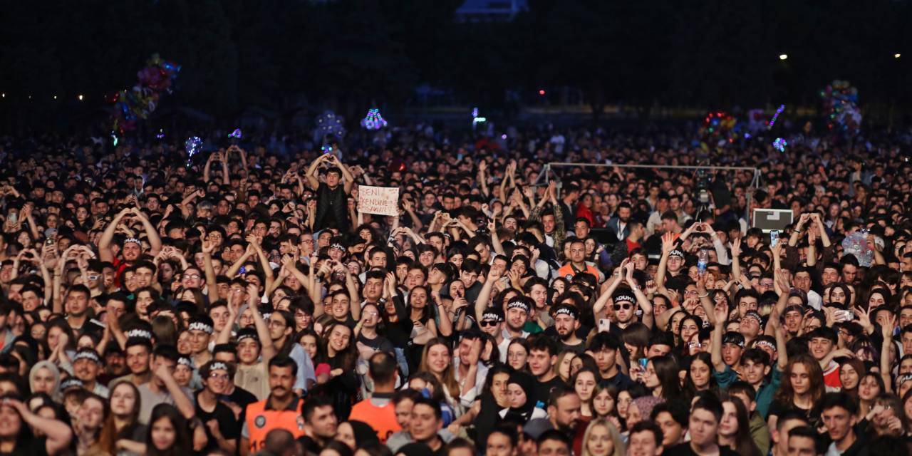 ‘AKHİSAR ÇAĞLAK FESTİVALİ’NDE ‘DUMAN’ RÜZGARI ESTİ