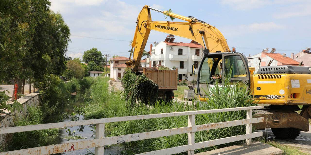 EDREMİT BELEDİYESİ’NDEN PİNA DERESİ’NDE TEMİZLİK ÇALIŞMASI