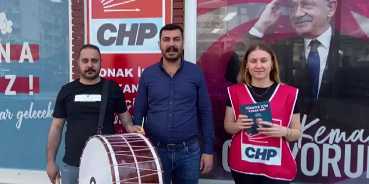 İZMİR’DE CHP’Lİ GENÇLERDEN MANİLİ-DAVULLU SEÇİM ÇALIŞMASI