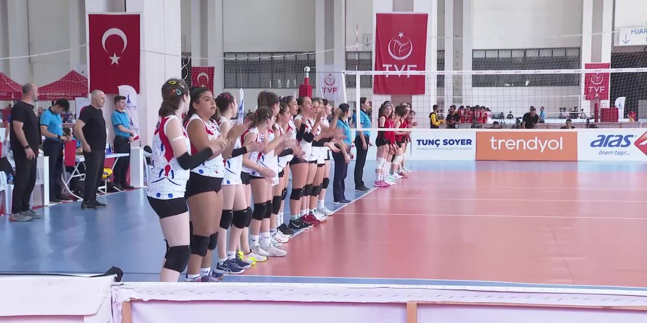 TUNÇ SOYER, ‘VOLEYBOL ALTYAPILAR TÜRKİYE ŞAMPİYONASI’NA KATILAN SPORCULARLA BİR ARAYA GELDİ