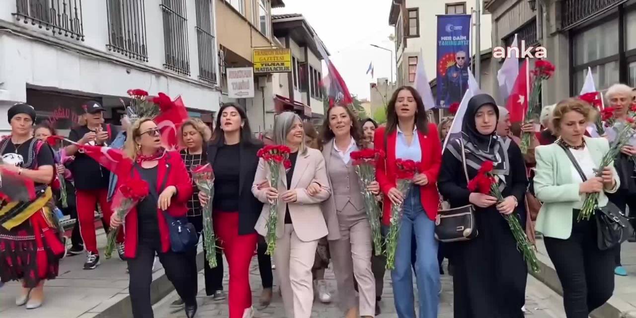 TRABZON'DA MİLLET İTTİFAKI'NI OLUŞTURAN SİYASİ PARTİLERİN KADIN KOLLARI YÜRÜYÜŞ DÜZENLEDİ