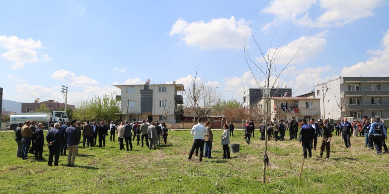 TORBALI BELEDİYESİ FİDANLARI TOPRAKLA BULUŞTURDU