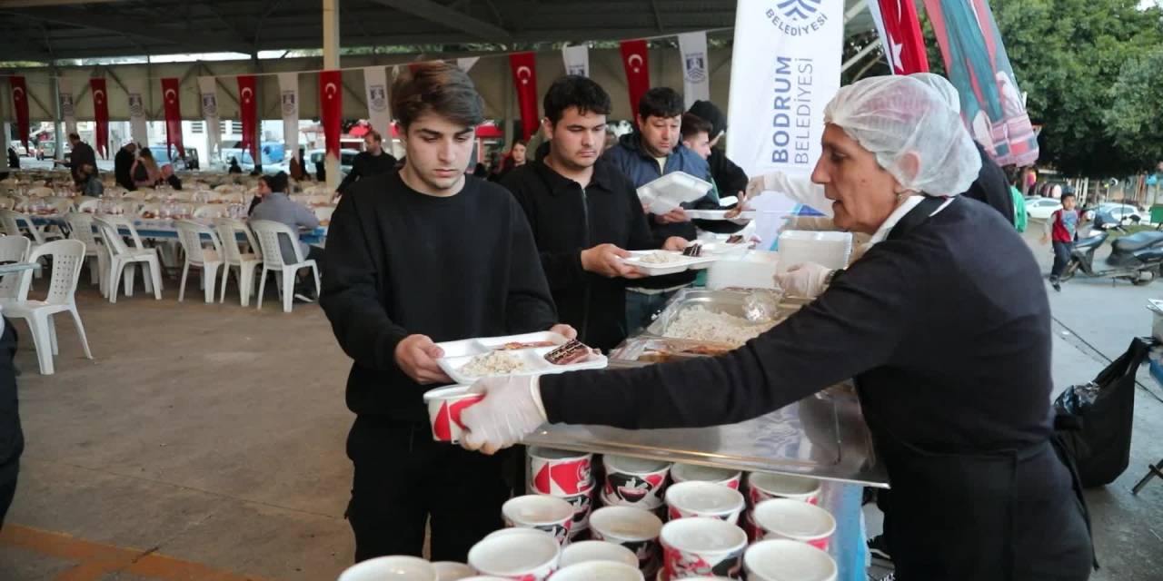 BODRUM’DA MAHALLE İFTARLARI CEVAT ŞAKİR'LE BAŞLADI