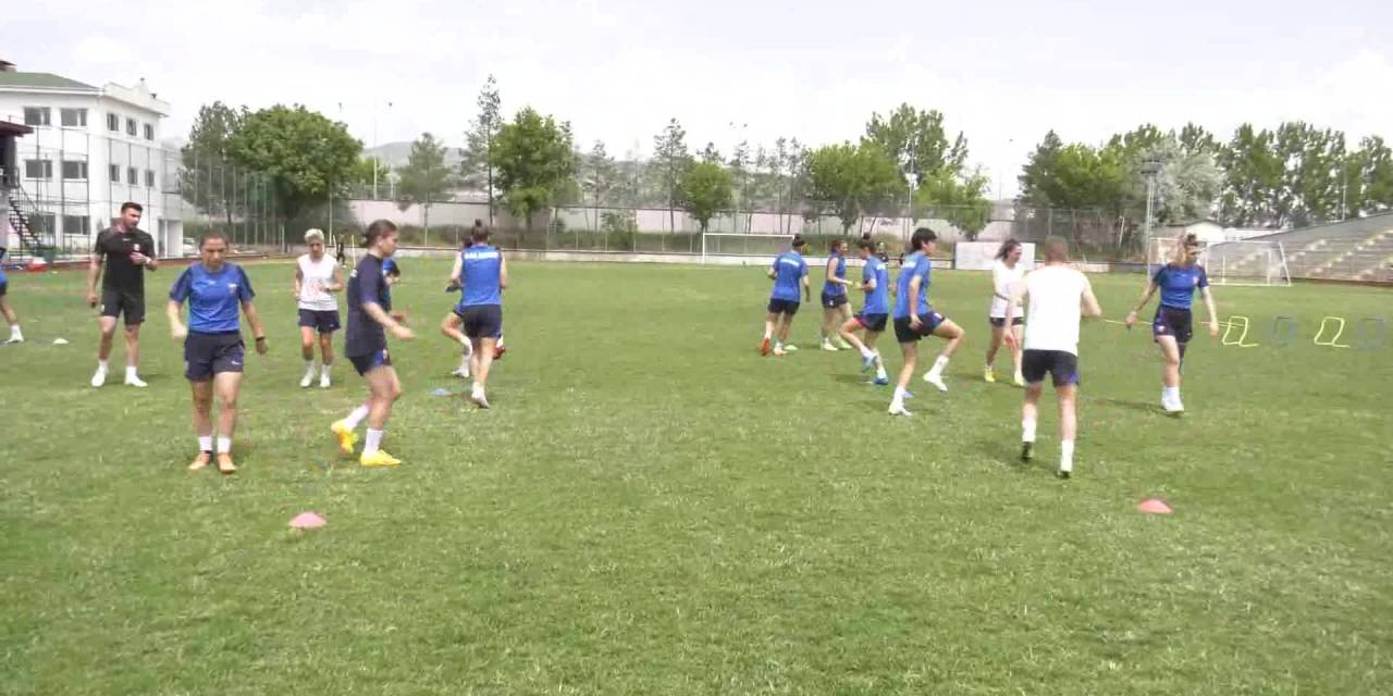 ANKARA BÜYÜKŞEHİR BELEDİYESİ FOMGET KADIN FUTBOL TAKIMI ŞAMPİYONLUK YOLUNDA