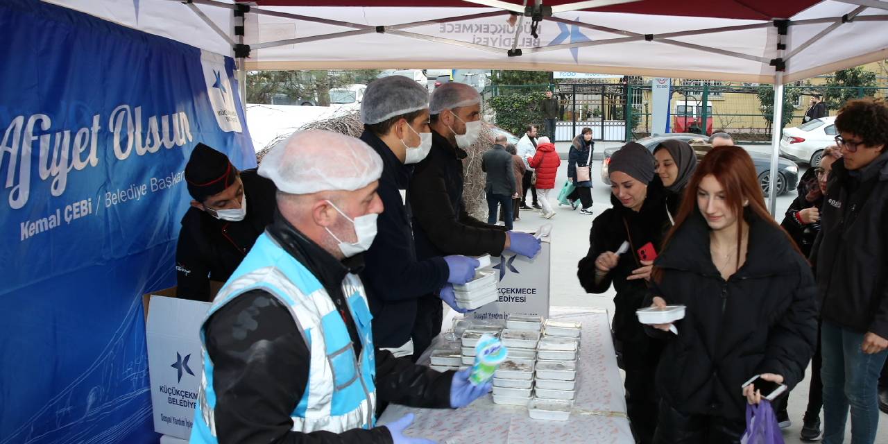 KÜÇÜKÇEKMECE BELEDİYESİ, İLÇENİN KALABALIK NOKTALARINDA İFTARİYELİK DAĞITIMINA BAŞLADI