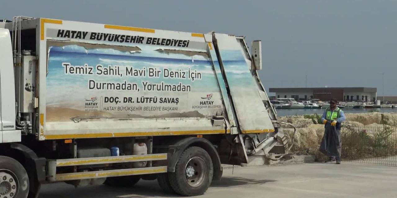 Hatay Büyükşehir, Kıyı Şeridindeki Temizlik Çalışmalarına Devam Ediyor