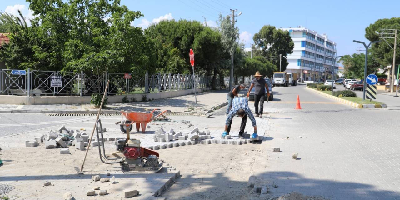 Burhaniye Belediyesi, Yaz Sezonu Öncesi Yol Çalışmalarına Devam Ediyor